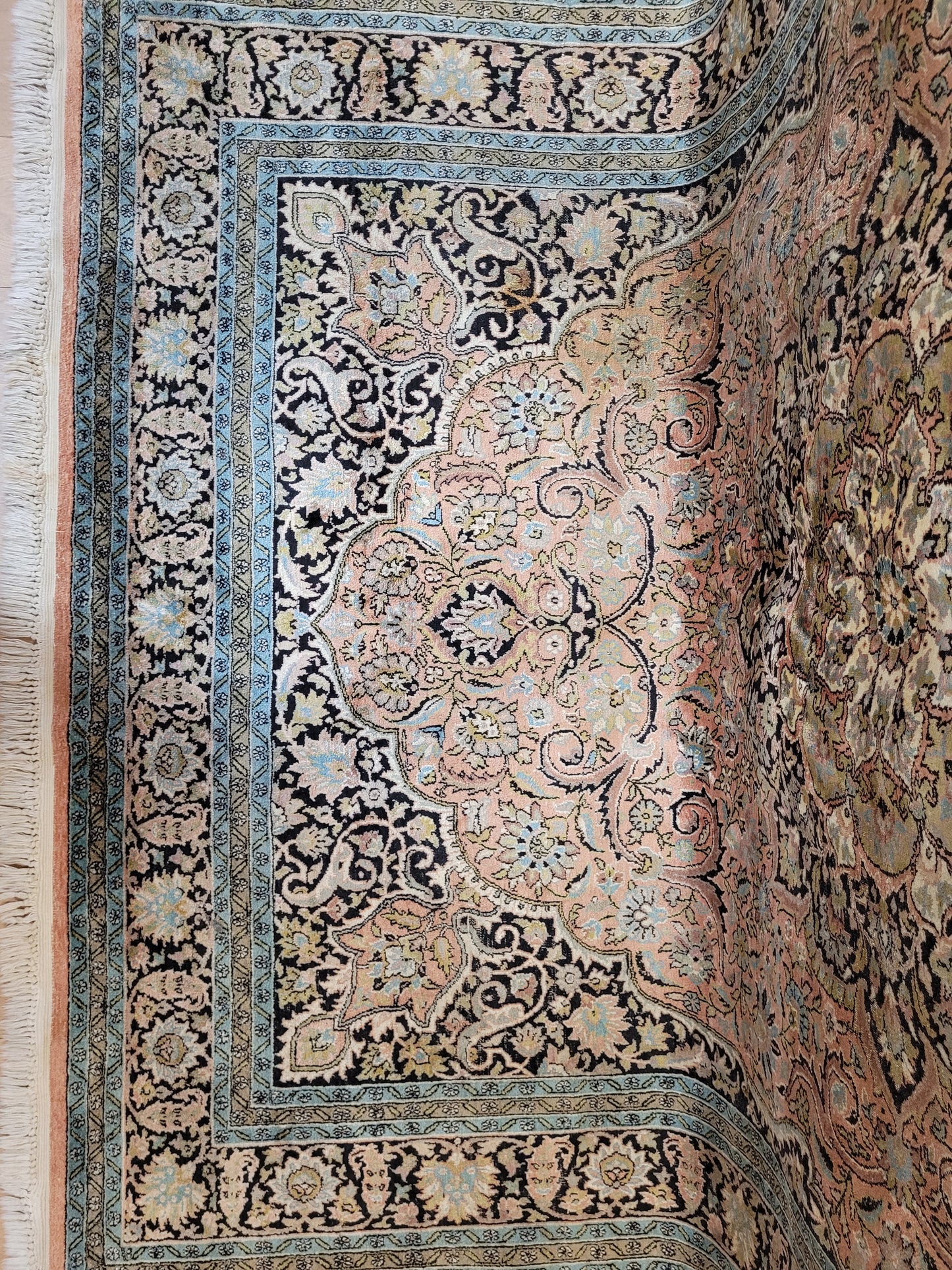 Kaschmir Ghom Seidenteppich Medaillon florales Design