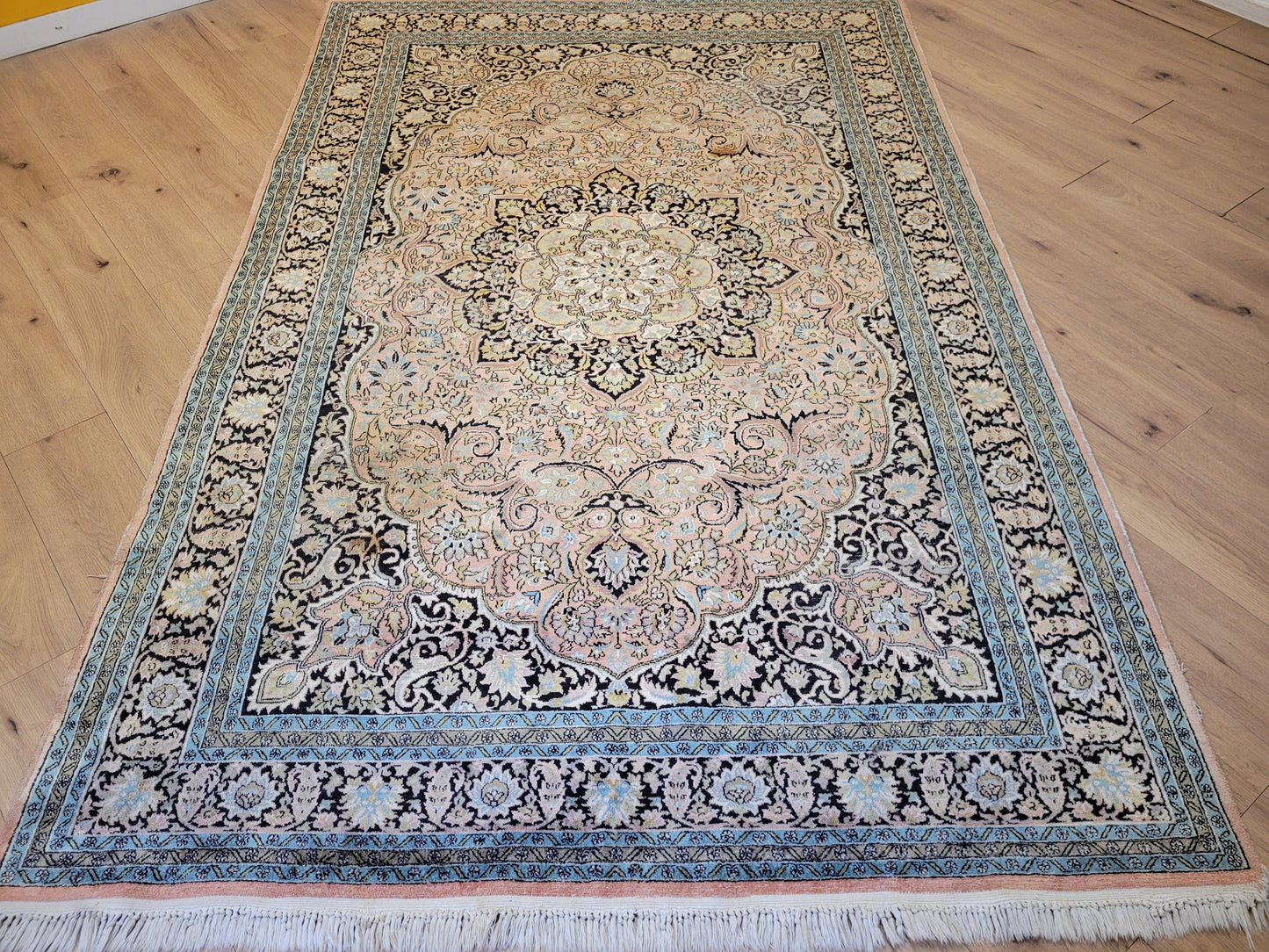 Kaschmir Ghom Seidenteppich Medaillon florales Design