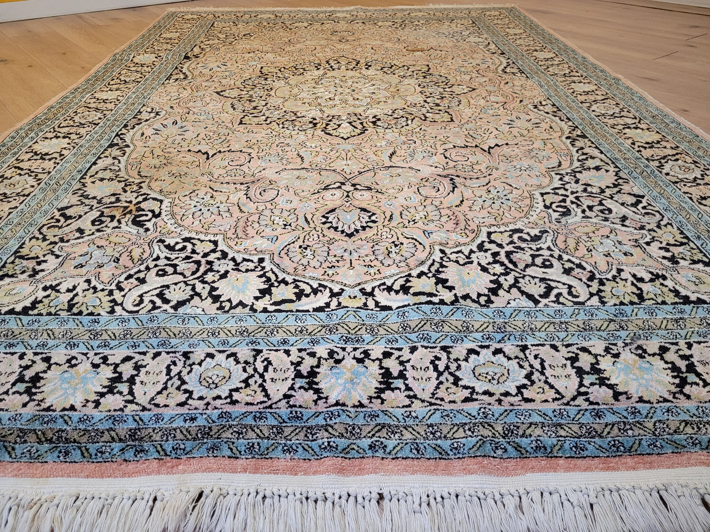 Kaschmir Ghom Seidenteppich Medaillon florales Design