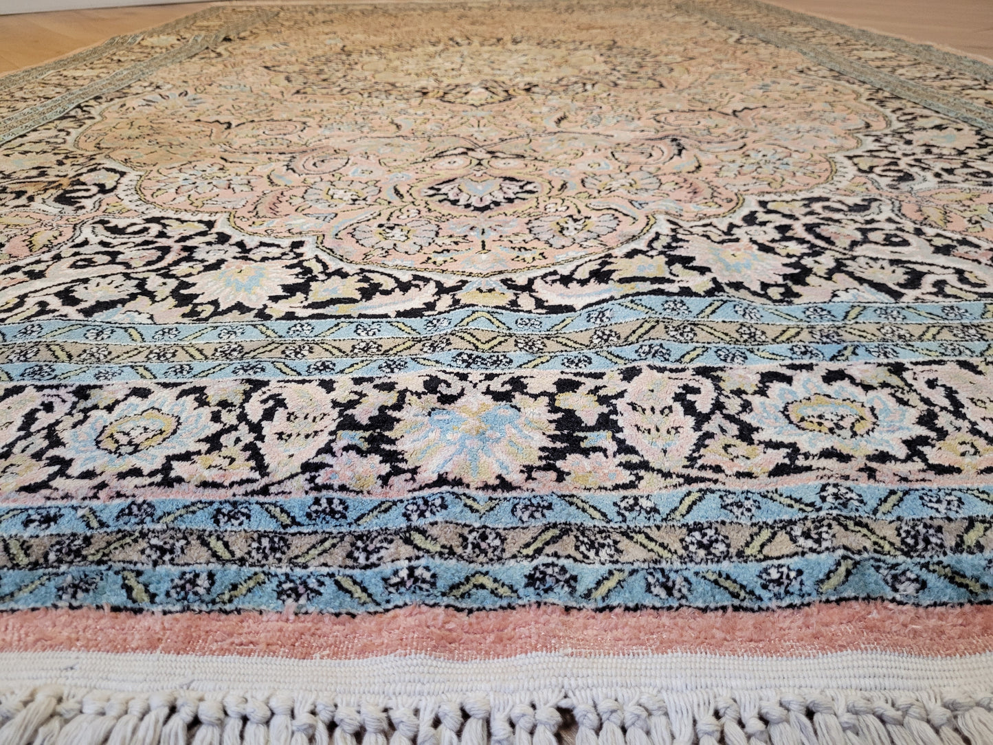 Kaschmir Ghom Seidenteppich Medaillon florales Design