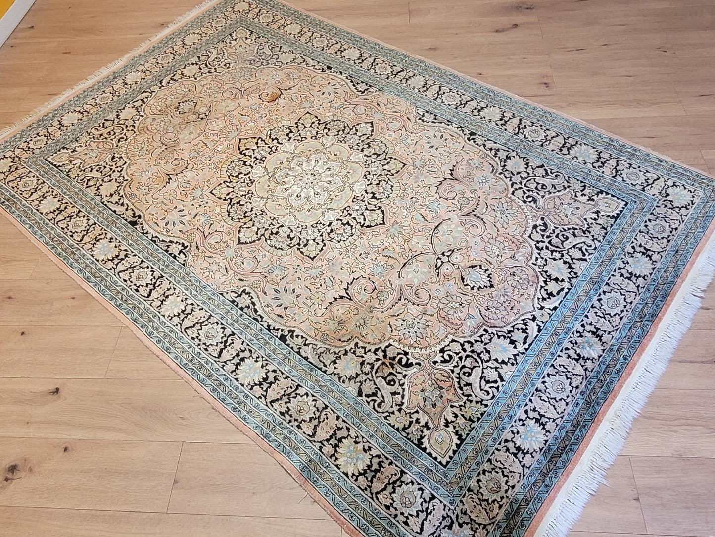 Kaschmir Ghom Seidenteppich Medaillon florales Design