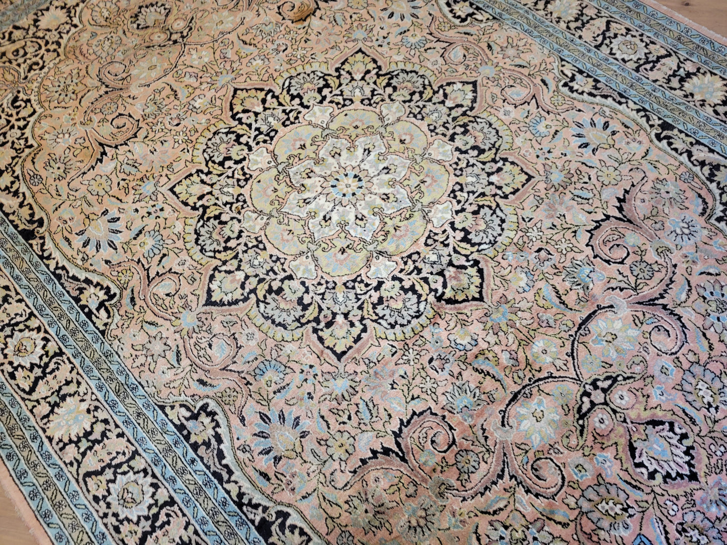 Kaschmir Ghom Seidenteppich Medaillon florales Design