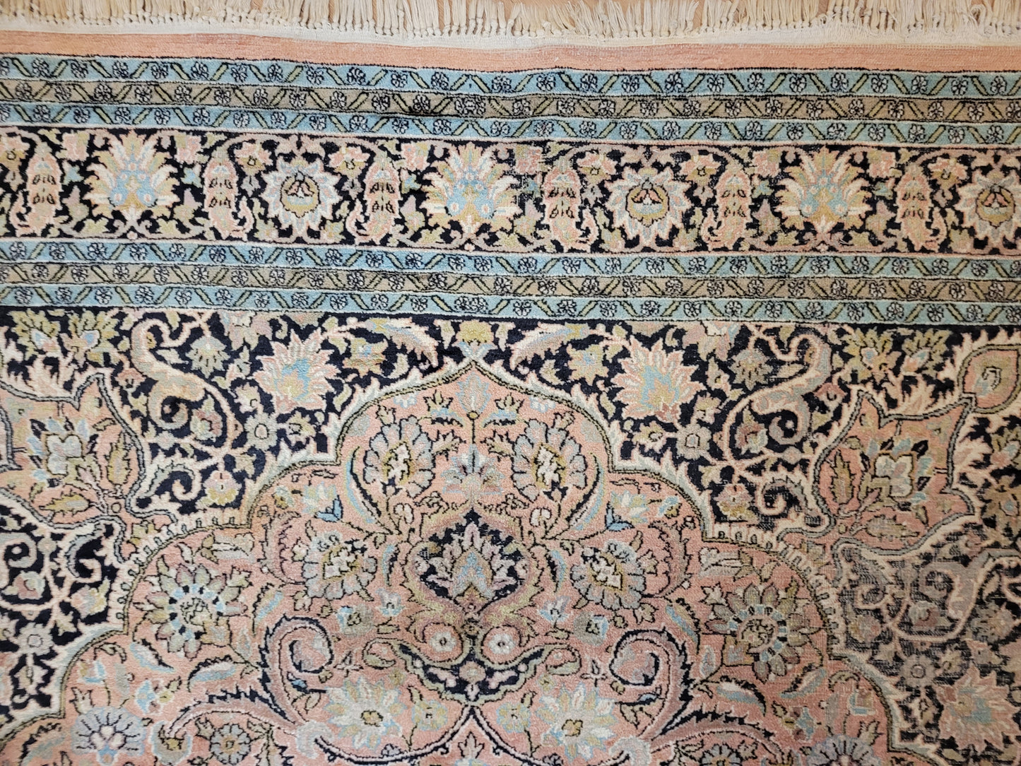 Kaschmir Ghom Seidenteppich Medaillon florales Design