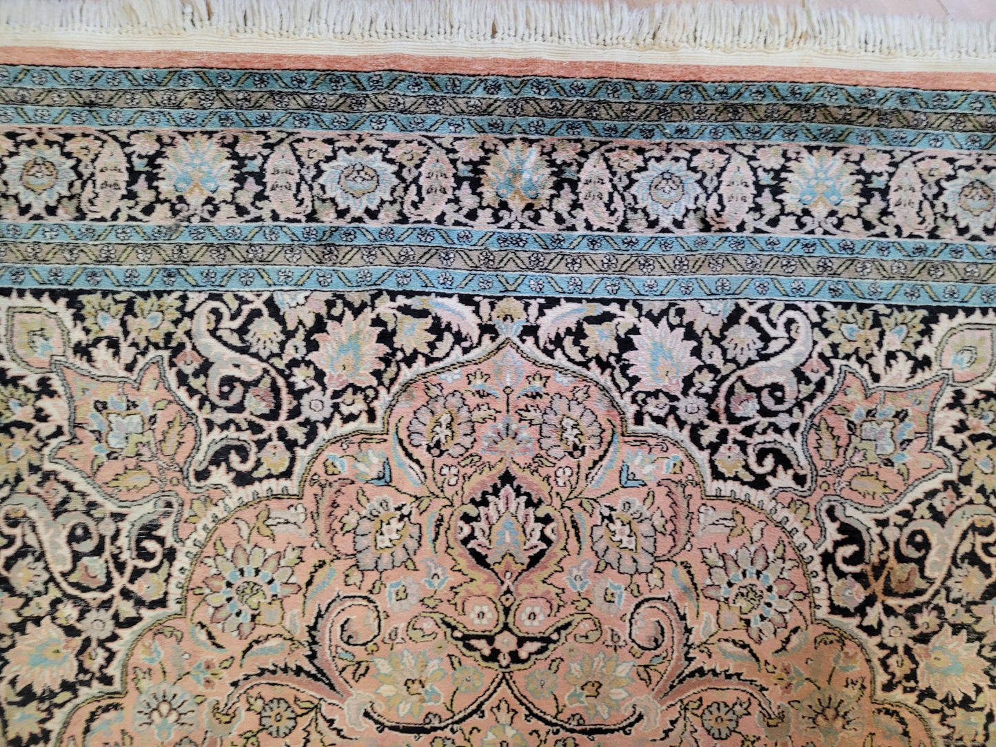 Kaschmir Ghom Seidenteppich Medaillon florales Design