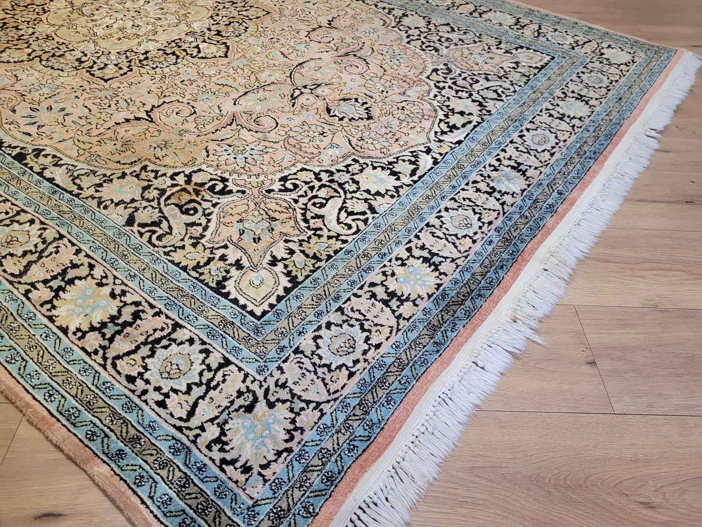 Kaschmir Ghom Seidenteppich Medaillon florales Design