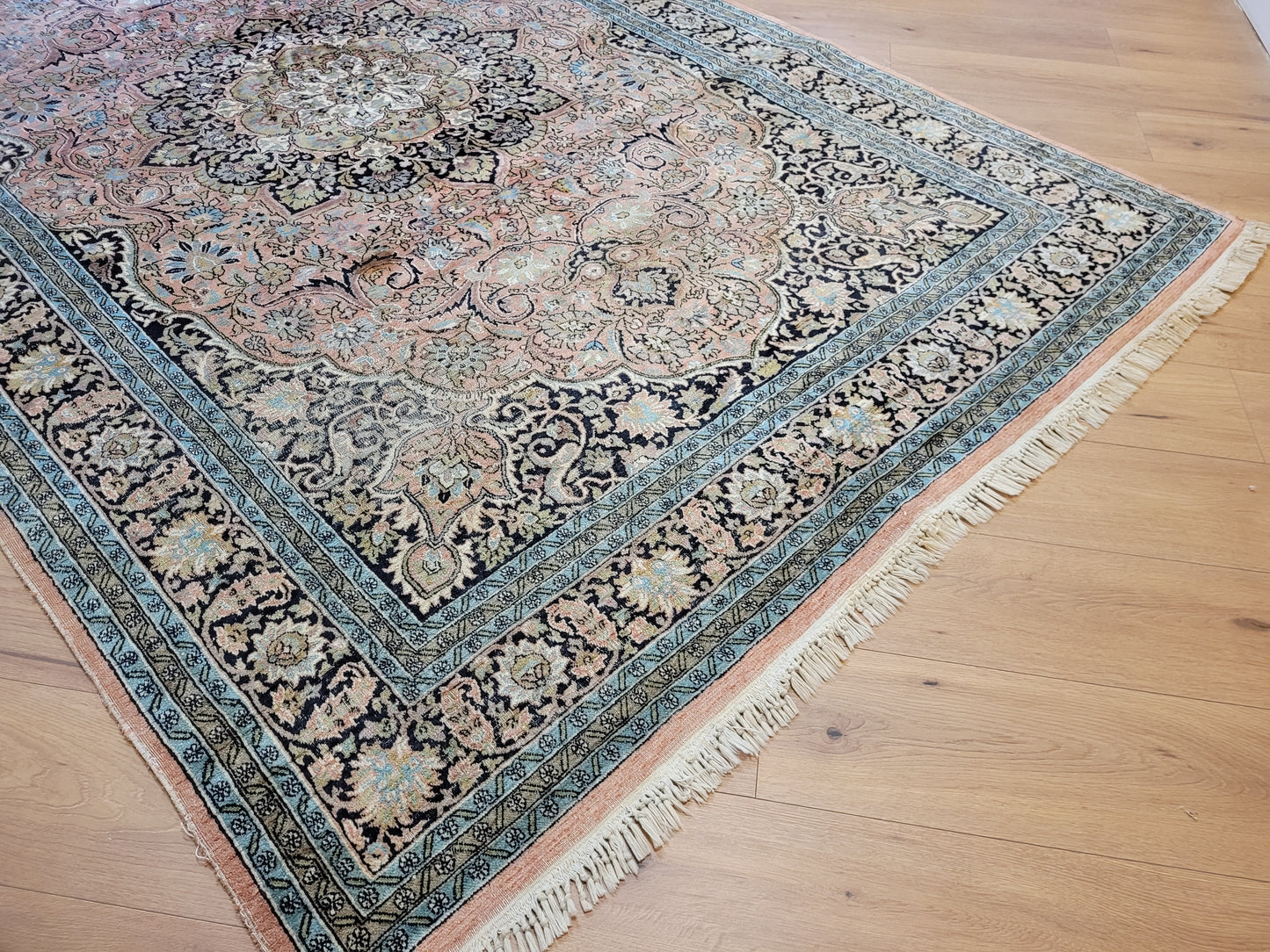 Kaschmir Ghom Seidenteppich Medaillon florales Design