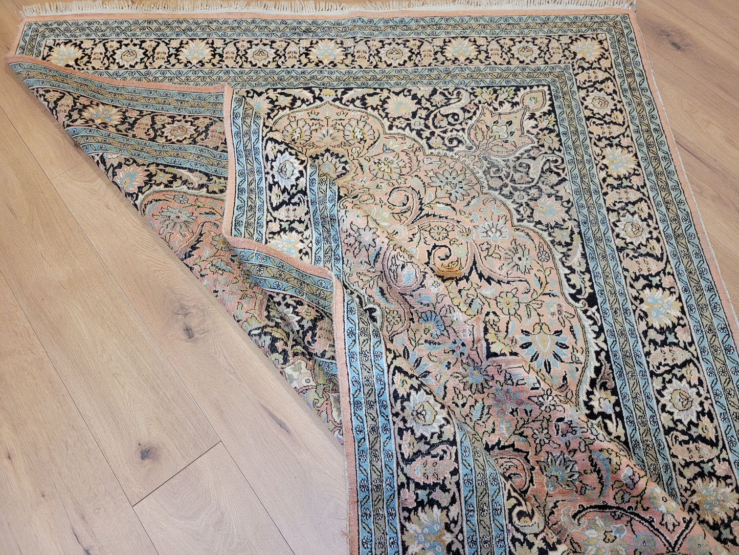 Kaschmir Ghom Seidenteppich Medaillon florales Design