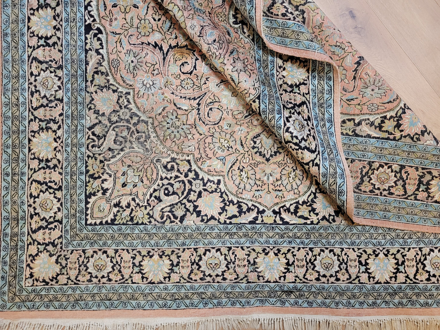 Kaschmir Ghom Seidenteppich Medaillon florales Design