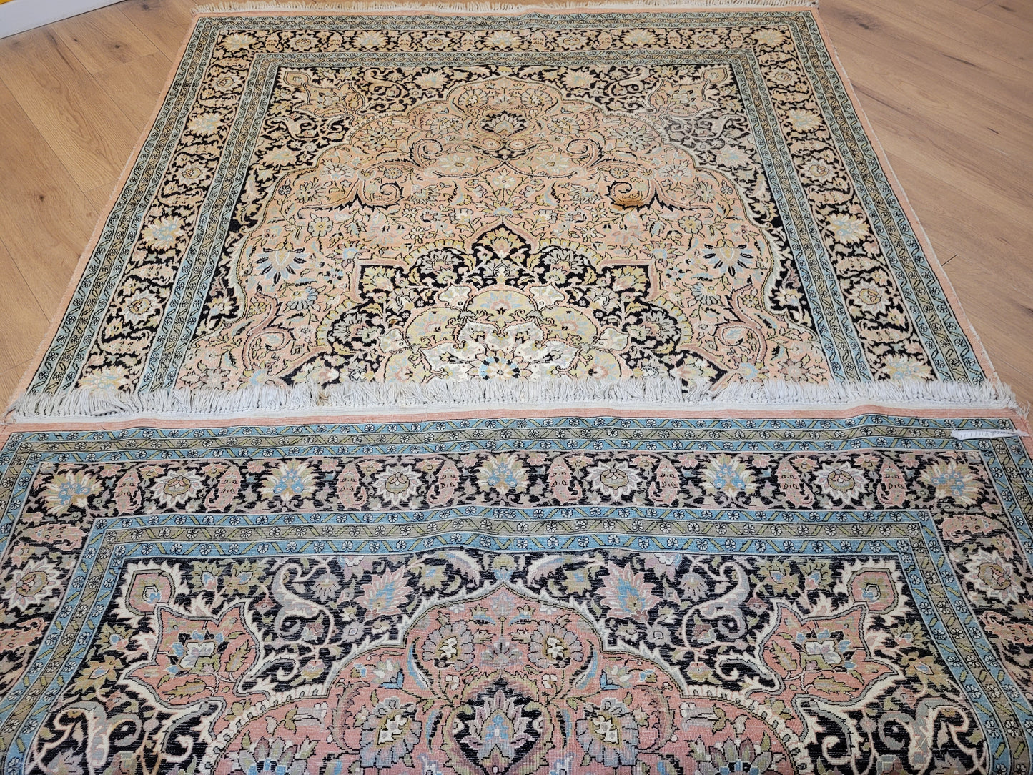 Kaschmir Ghom Seidenteppich Medaillon florales Design