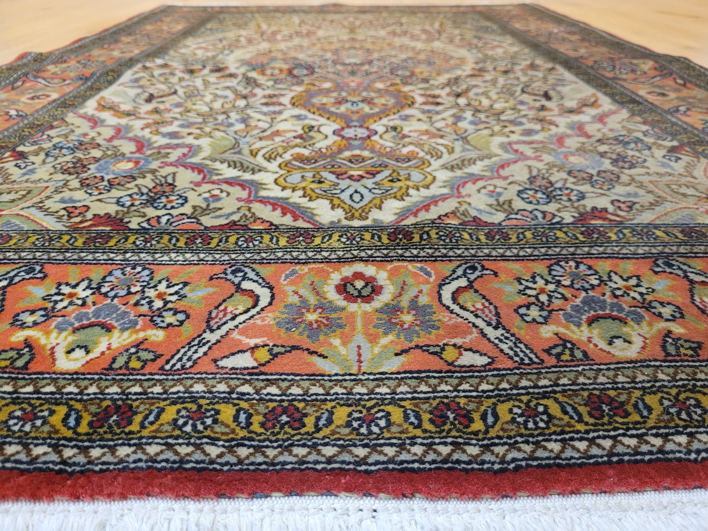 Ghom Seidenteppich florales Vogelmotiv feine Knüpfung