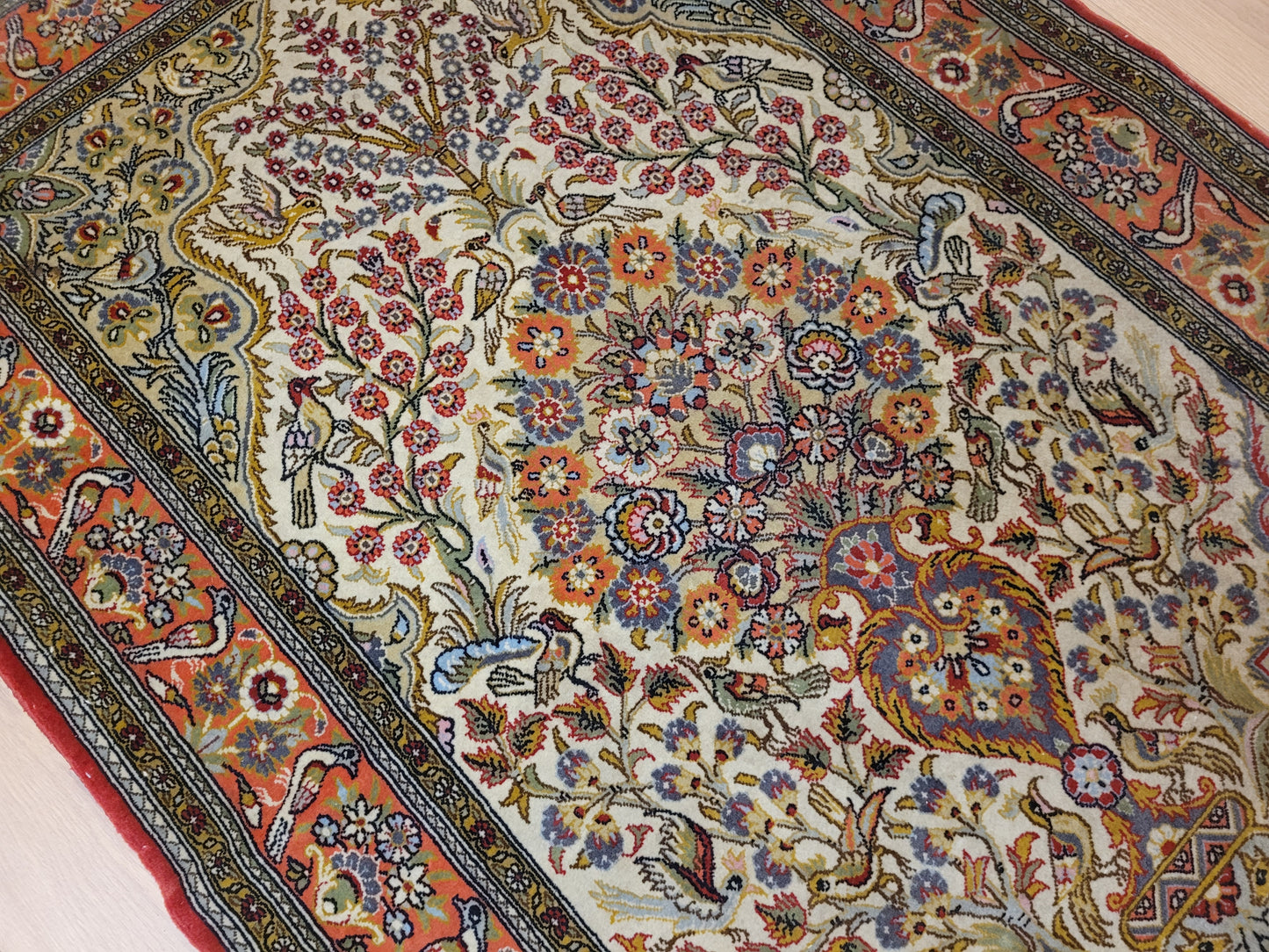 Ghom Seidenteppich florales Vogelmotiv feine Knüpfung