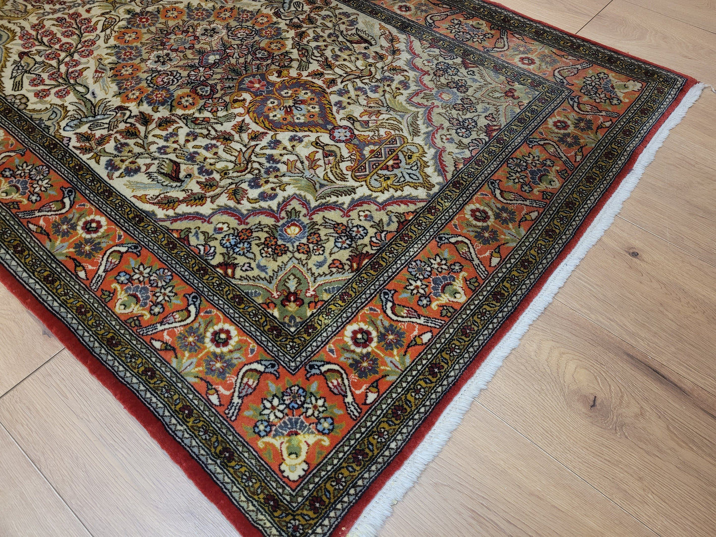 Ghom Seidenteppich florales Vogelmotiv feine Knüpfung