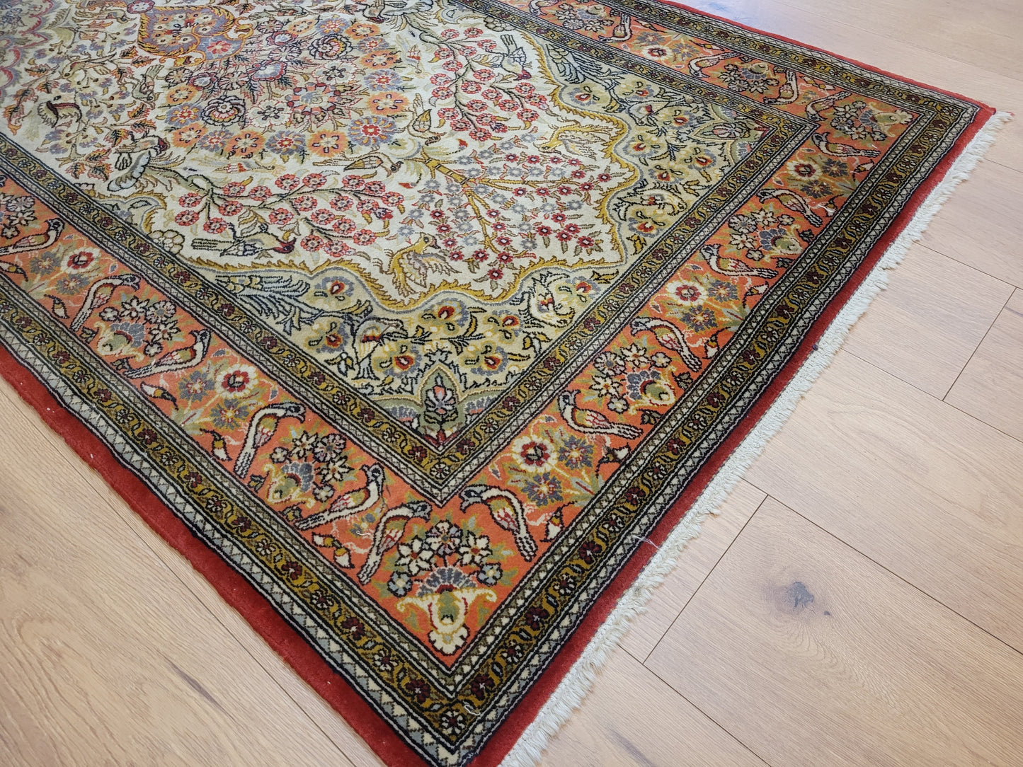 Ghom Seidenteppich florales Vogelmotiv feine Knüpfung