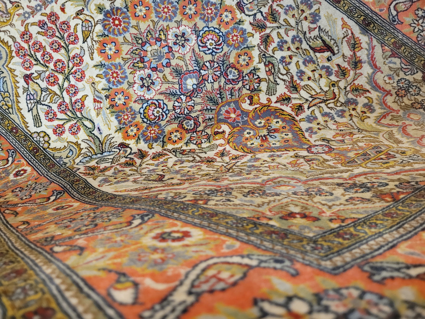 Ghom Seidenteppich florales Vogelmotiv feine Knüpfung