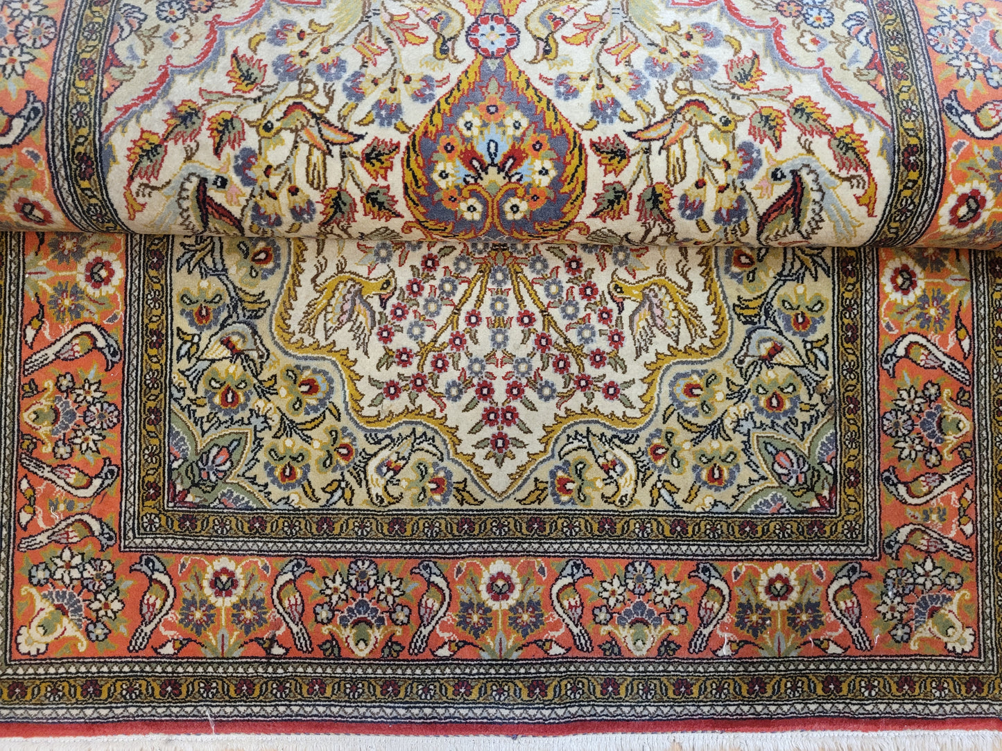 Ghom Seidenteppich florales Vogelmotiv feine Knüpfung