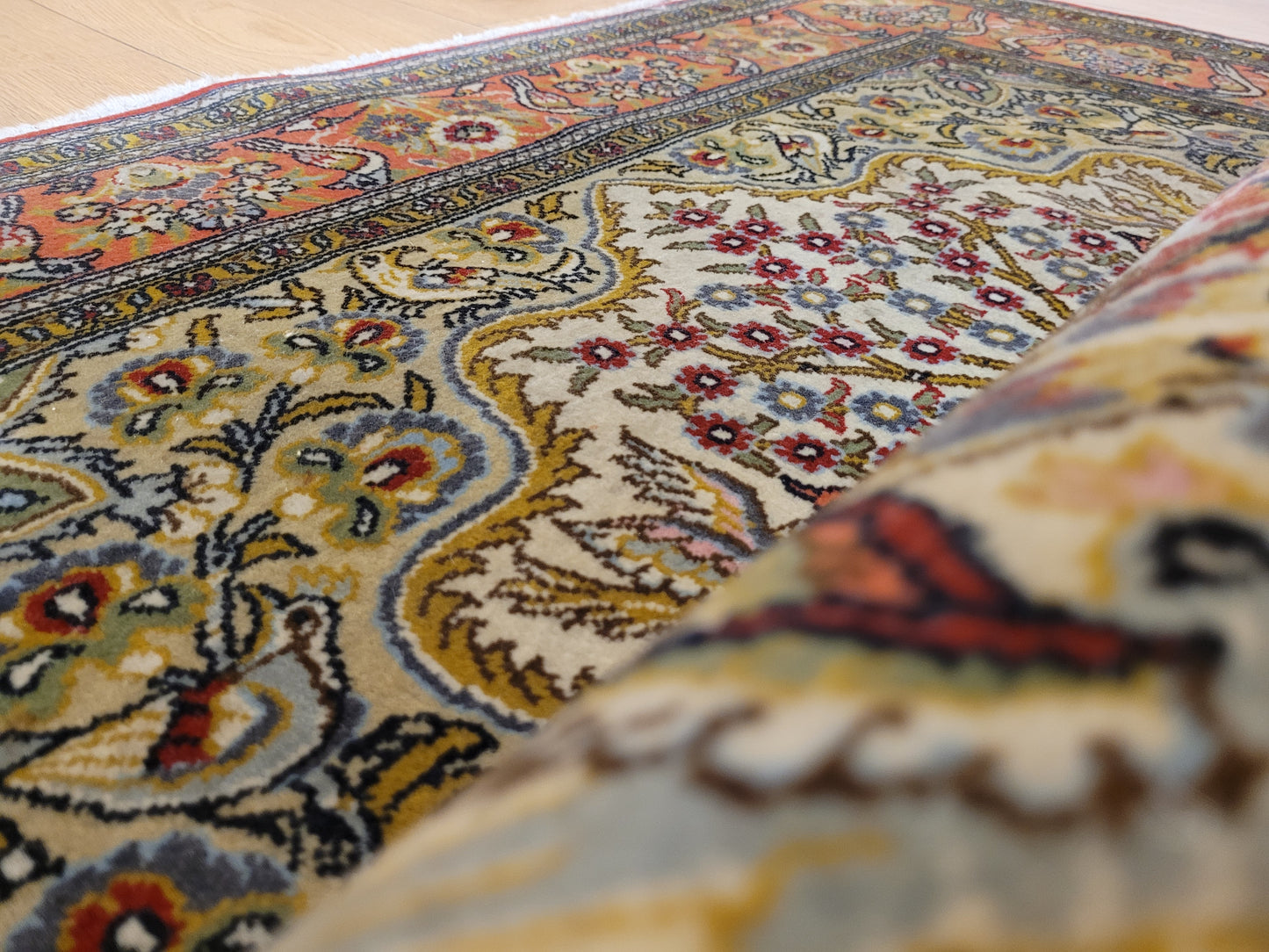 Ghom Seidenteppich florales Vogelmotiv feine Knüpfung