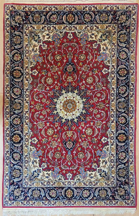 Isfahan Teppich Seide Korkwolle Medaillon florales Muster