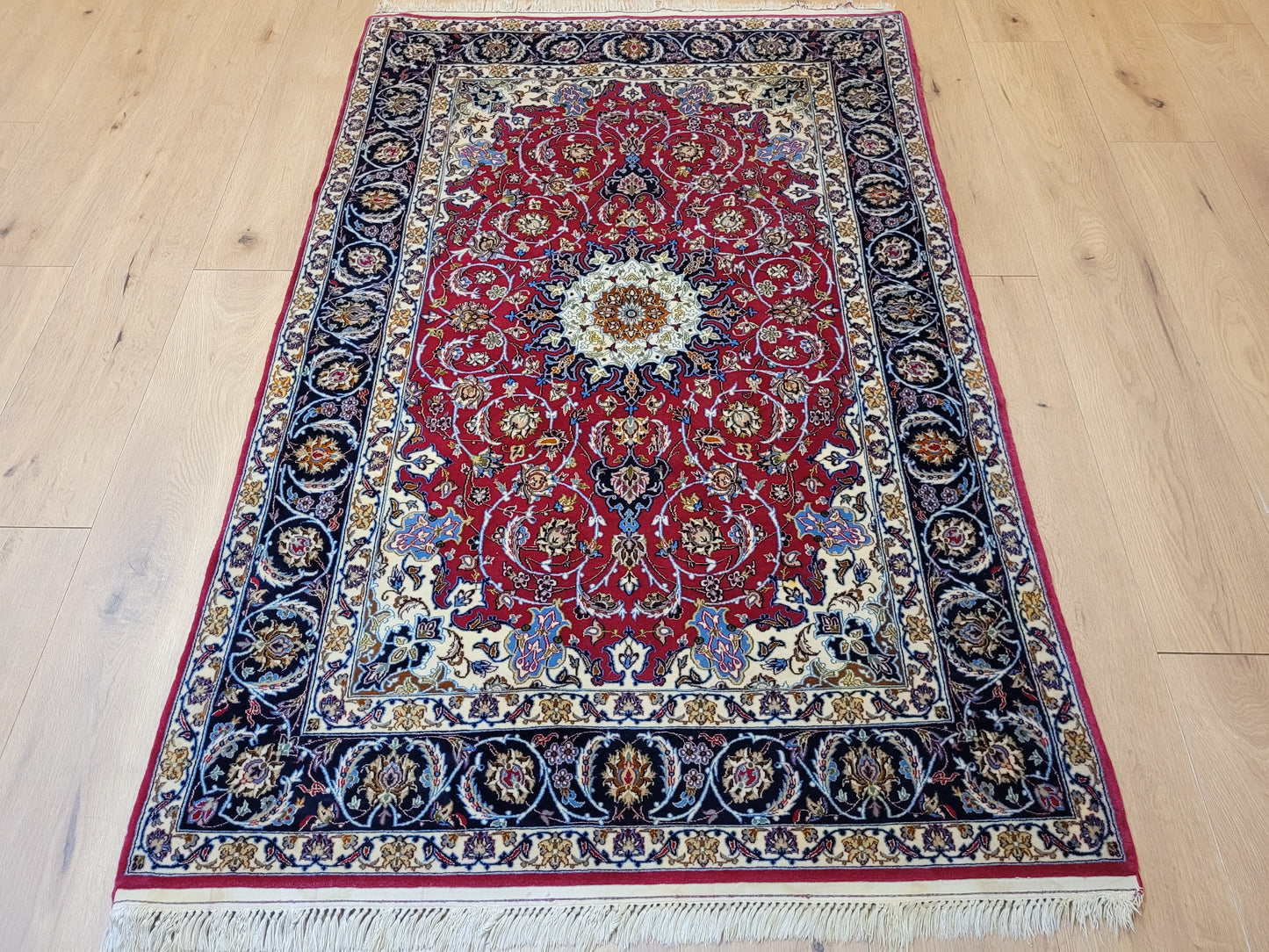 Isfahan Teppich Seide Korkwolle Medaillon florales Muster