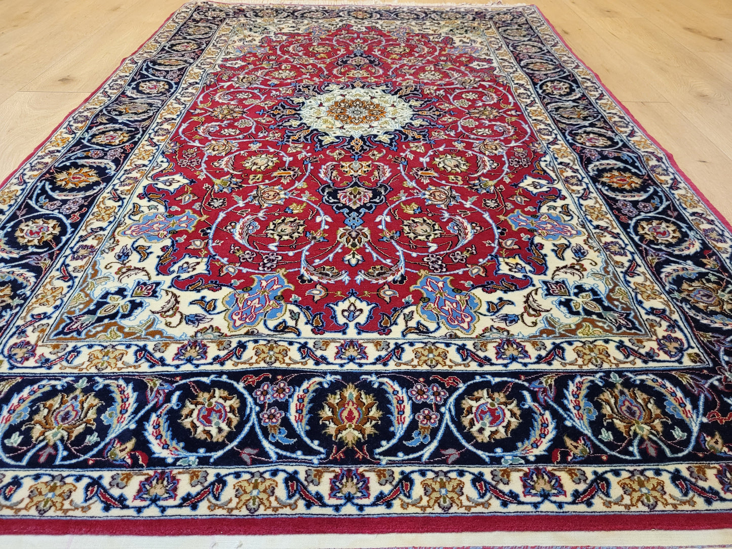 Isfahan Teppich Seide Korkwolle Medaillon florales Muster