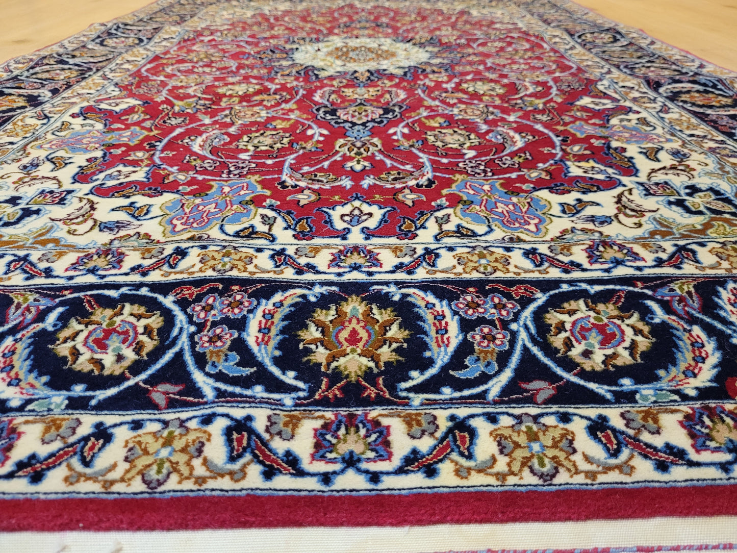 Isfahan Teppich Seide Korkwolle Medaillon florales Muster