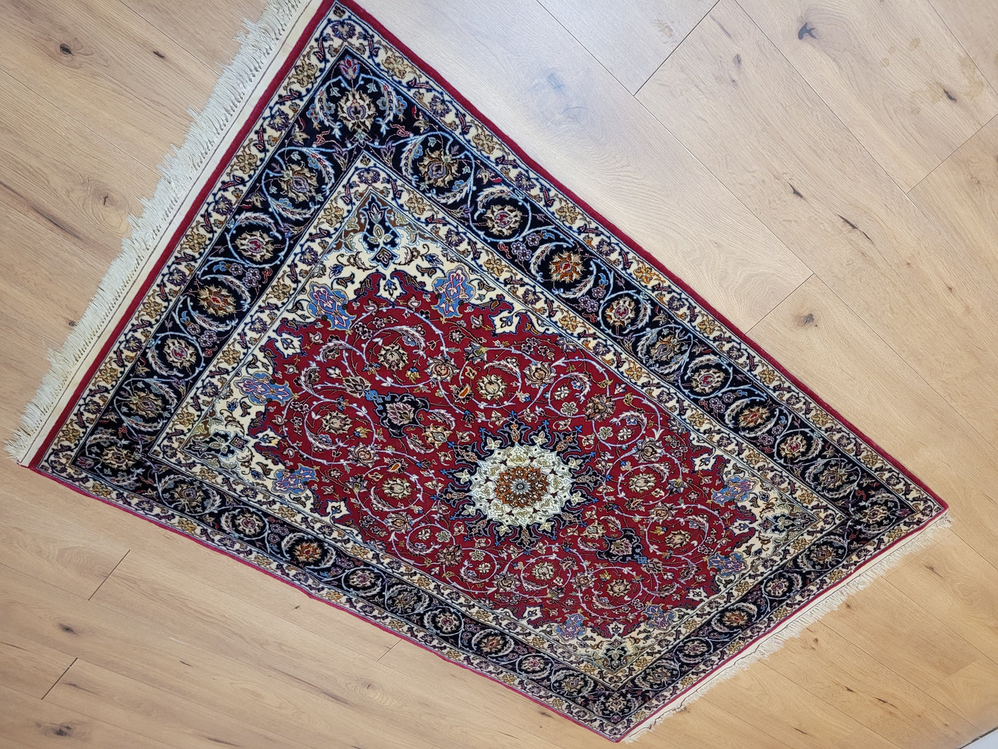 Isfahan Teppich Seide Korkwolle Medaillon florales Muster