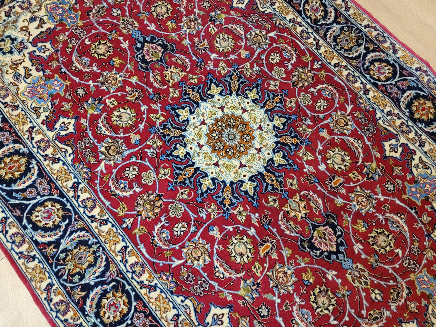 Isfahan Teppich Seide Korkwolle Medaillon florales Muster