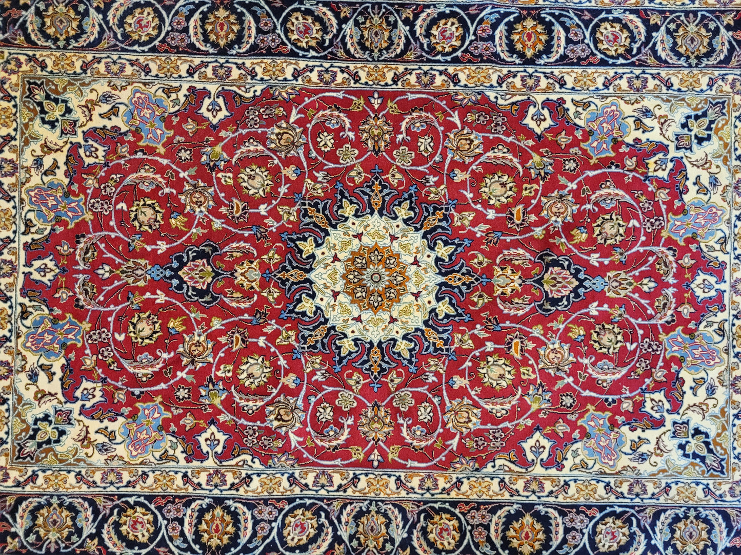 Isfahan Teppich Seide Korkwolle Medaillon florales Muster