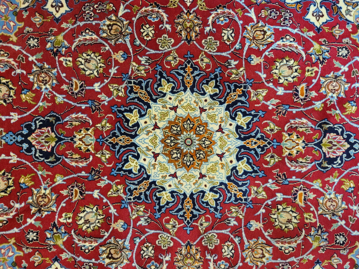 Isfahan Teppich Seide Korkwolle Medaillon florales Muster