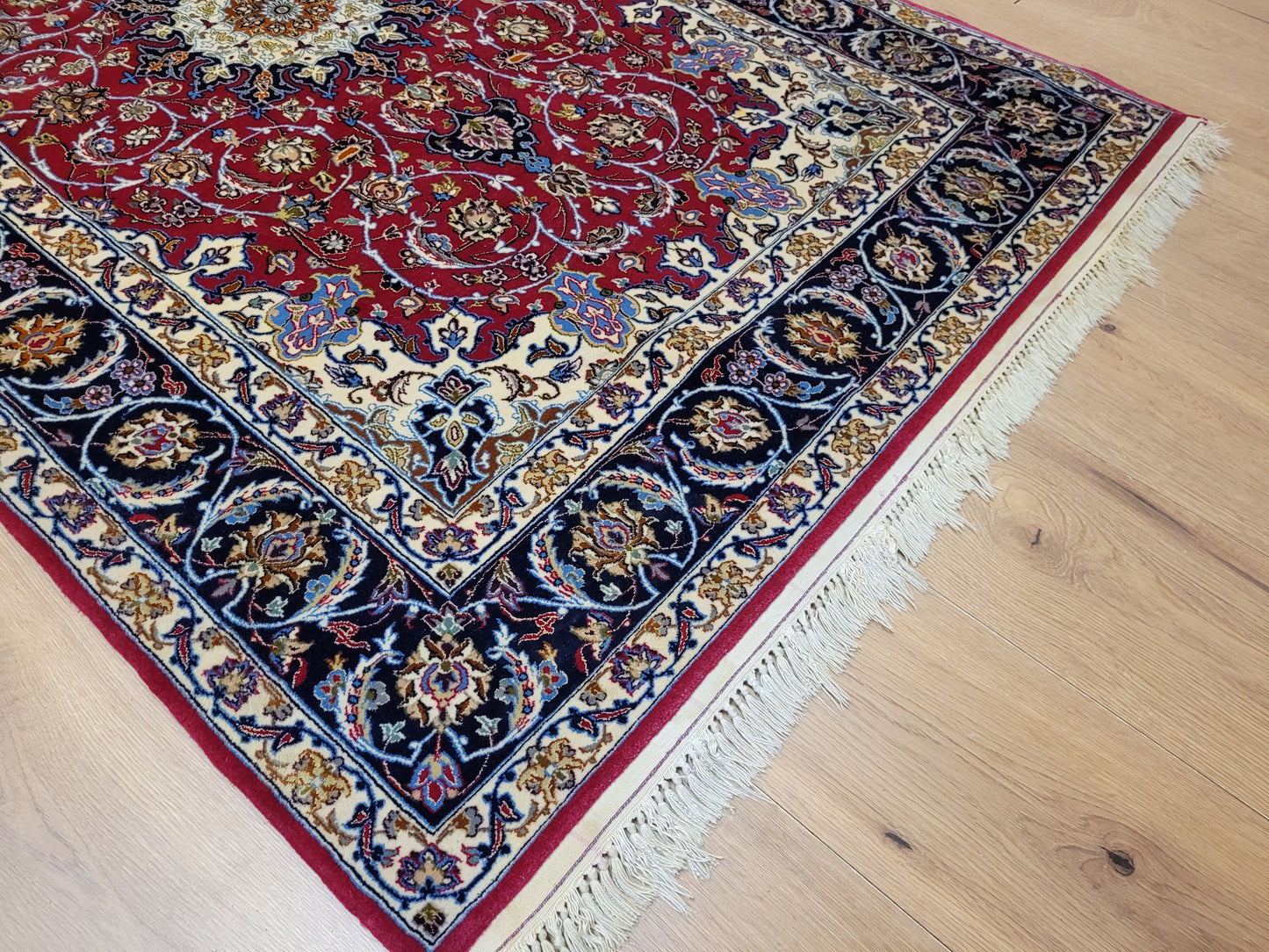 Isfahan Teppich Seide Korkwolle Medaillon florales Muster