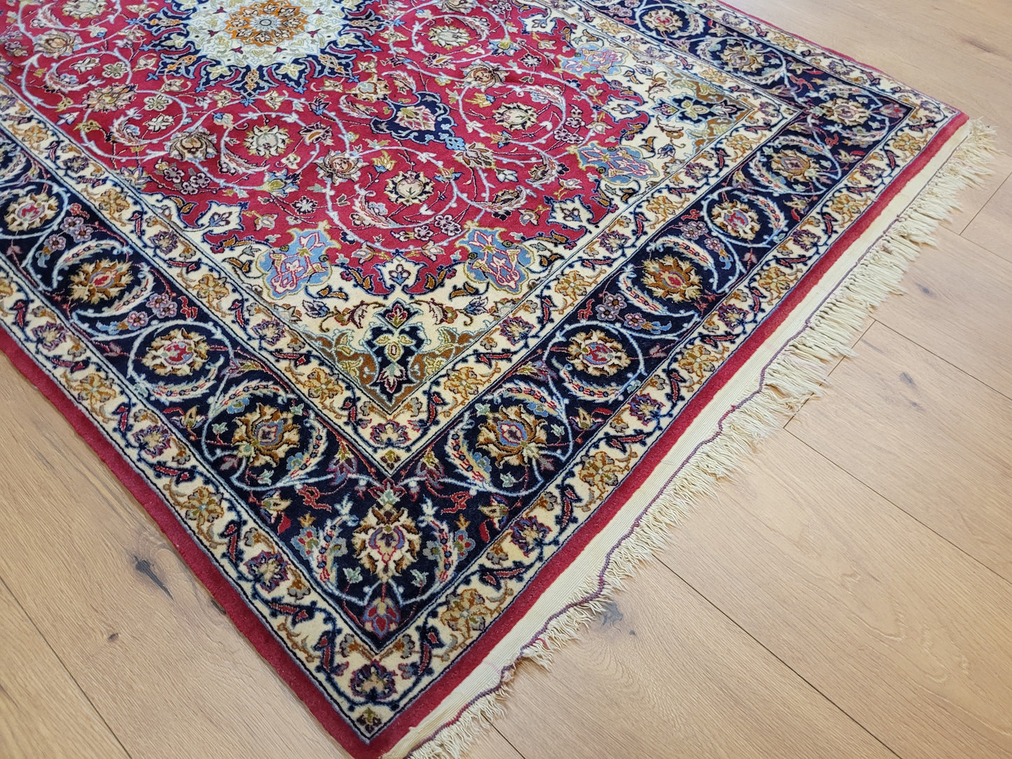 Isfahan Teppich Seide Korkwolle Medaillon florales Muster