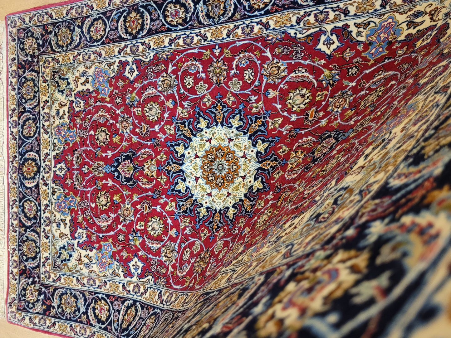 Isfahan Teppich Seide Korkwolle Medaillon florales Muster