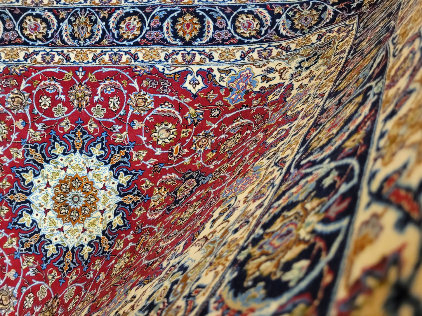 Isfahan Teppich Seide Korkwolle Medaillon florales Muster