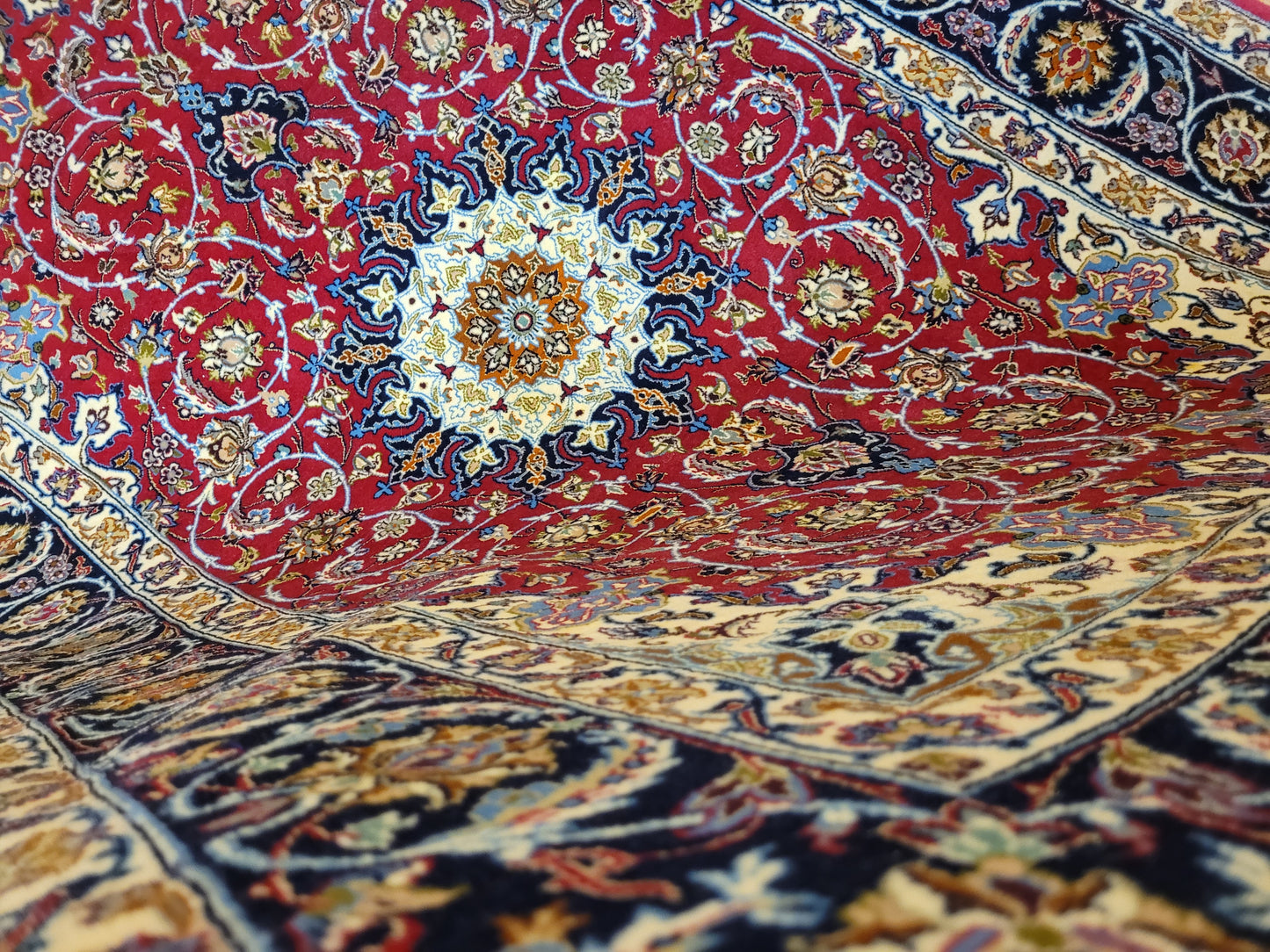 Isfahan Teppich Seide Korkwolle Medaillon florales Muster