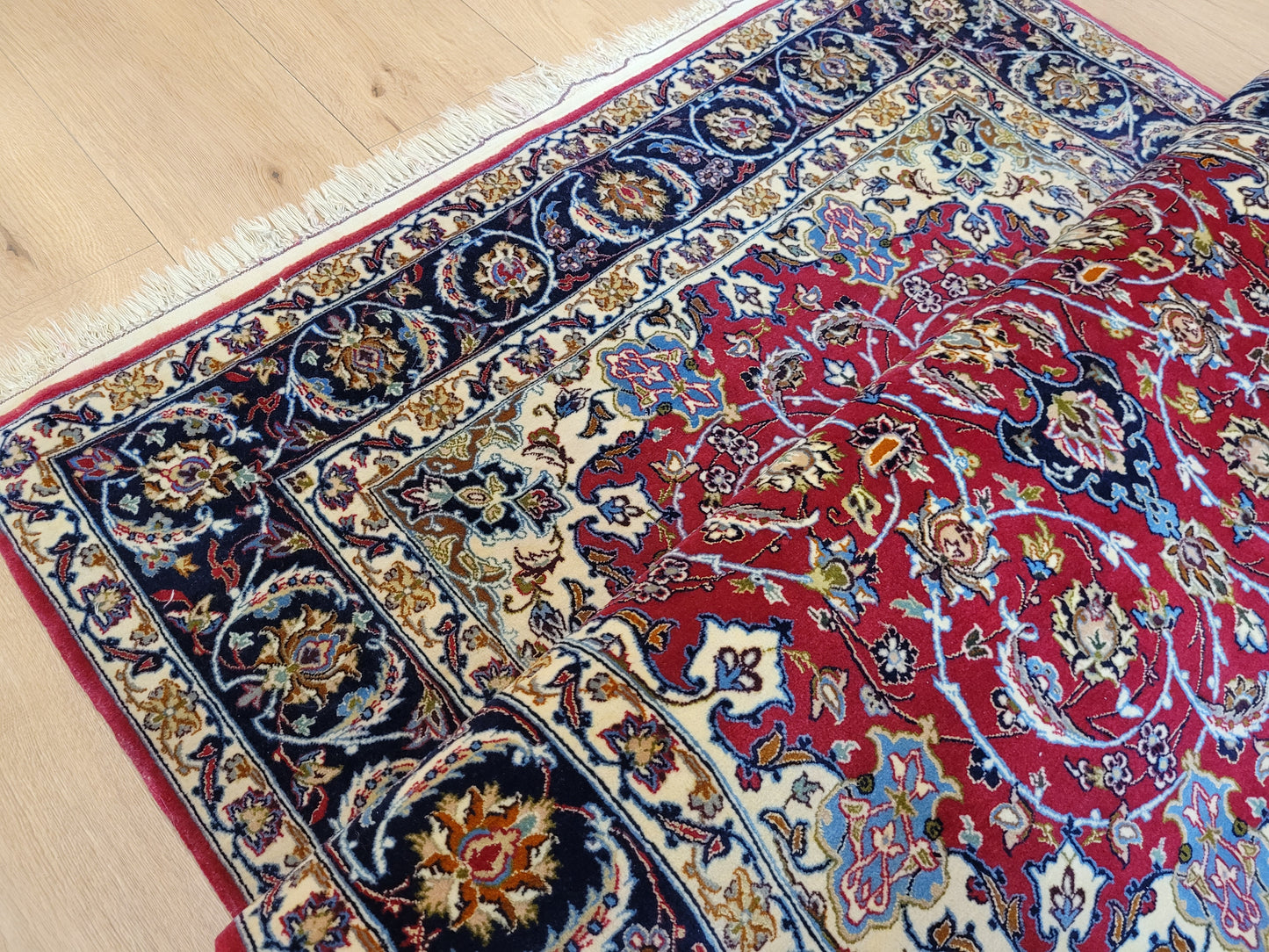 Isfahan Teppich Seide Korkwolle Medaillon florales Muster