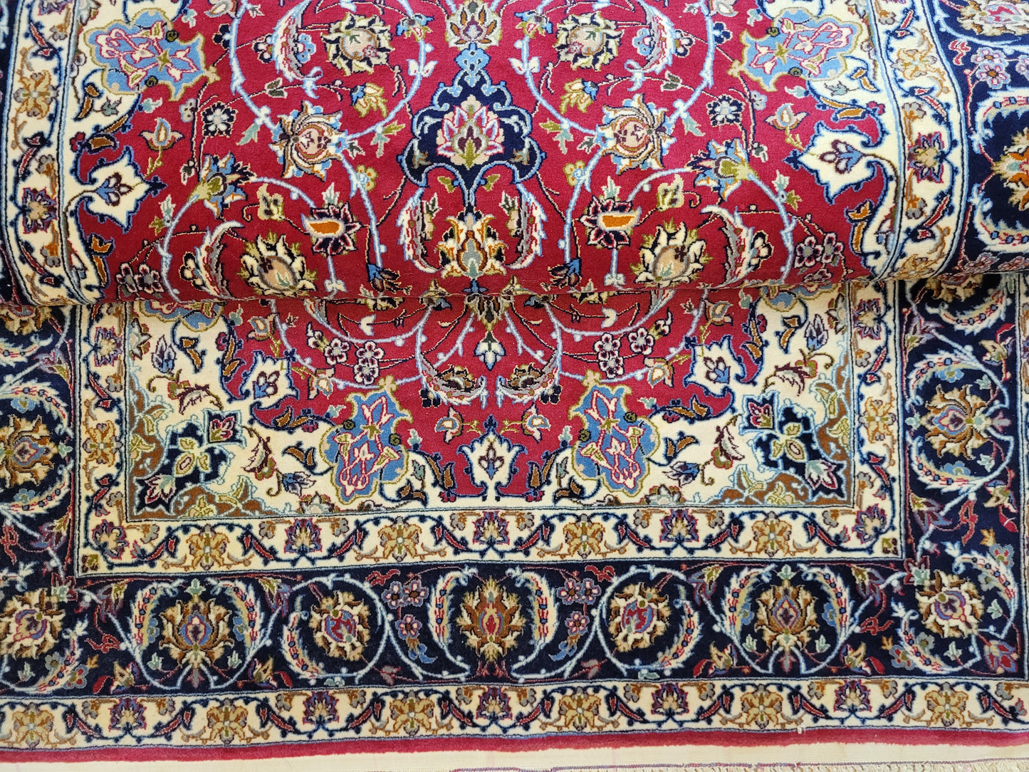 Isfahan Teppich Seide Korkwolle Medaillon florales Muster