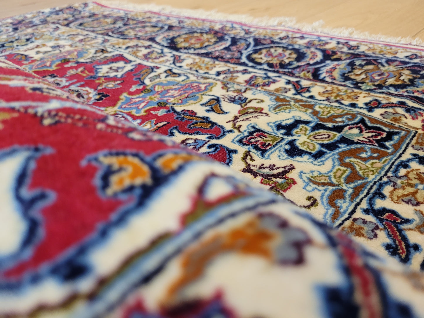 Isfahan Teppich Seide Korkwolle Medaillon florales Muster