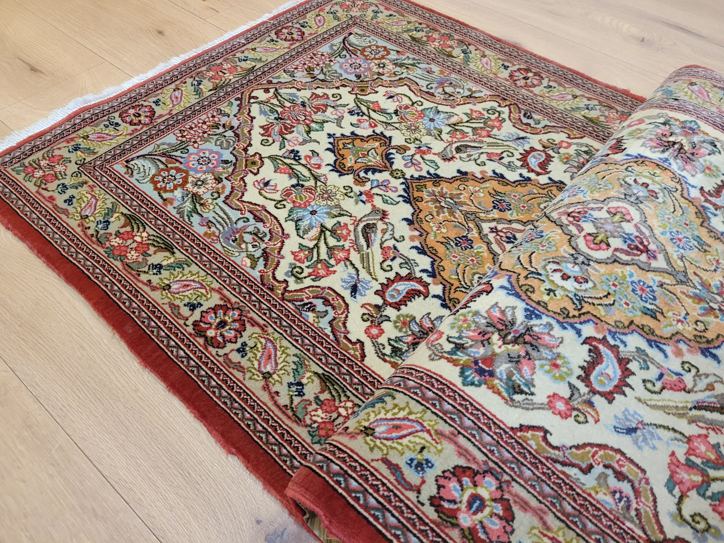 Ghom Teppich Korkwolle florales Medaillon feine Knüpfung