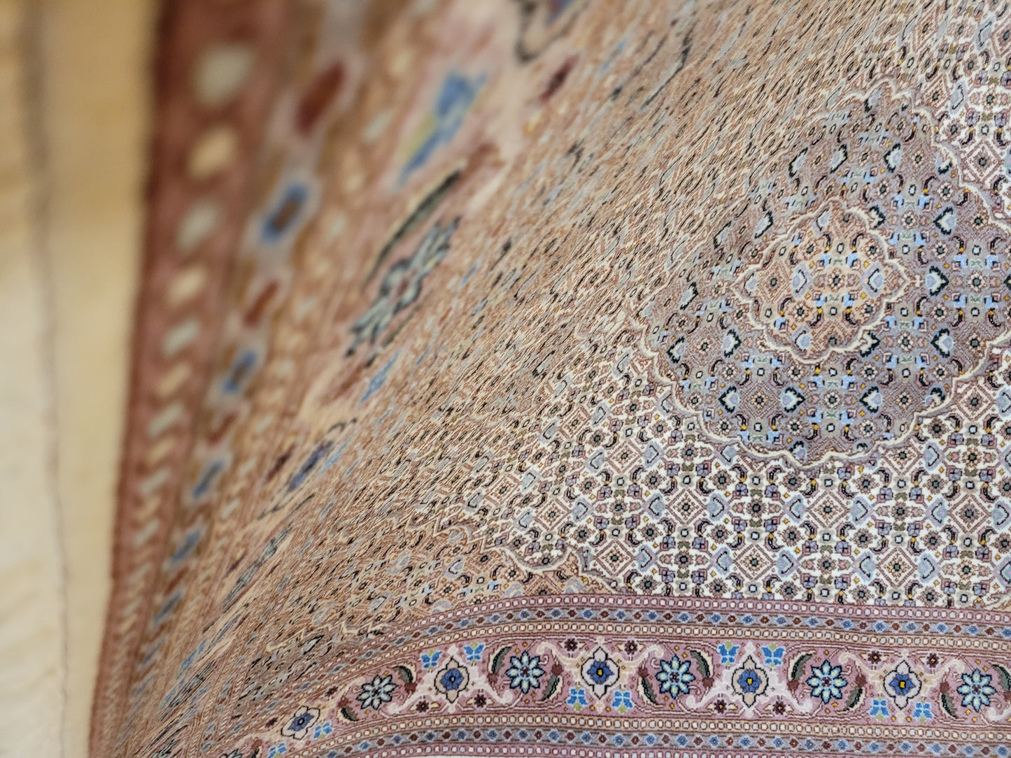 Täbriz Teppich Korkwolle Seide feine Knüpfung Allover Muster