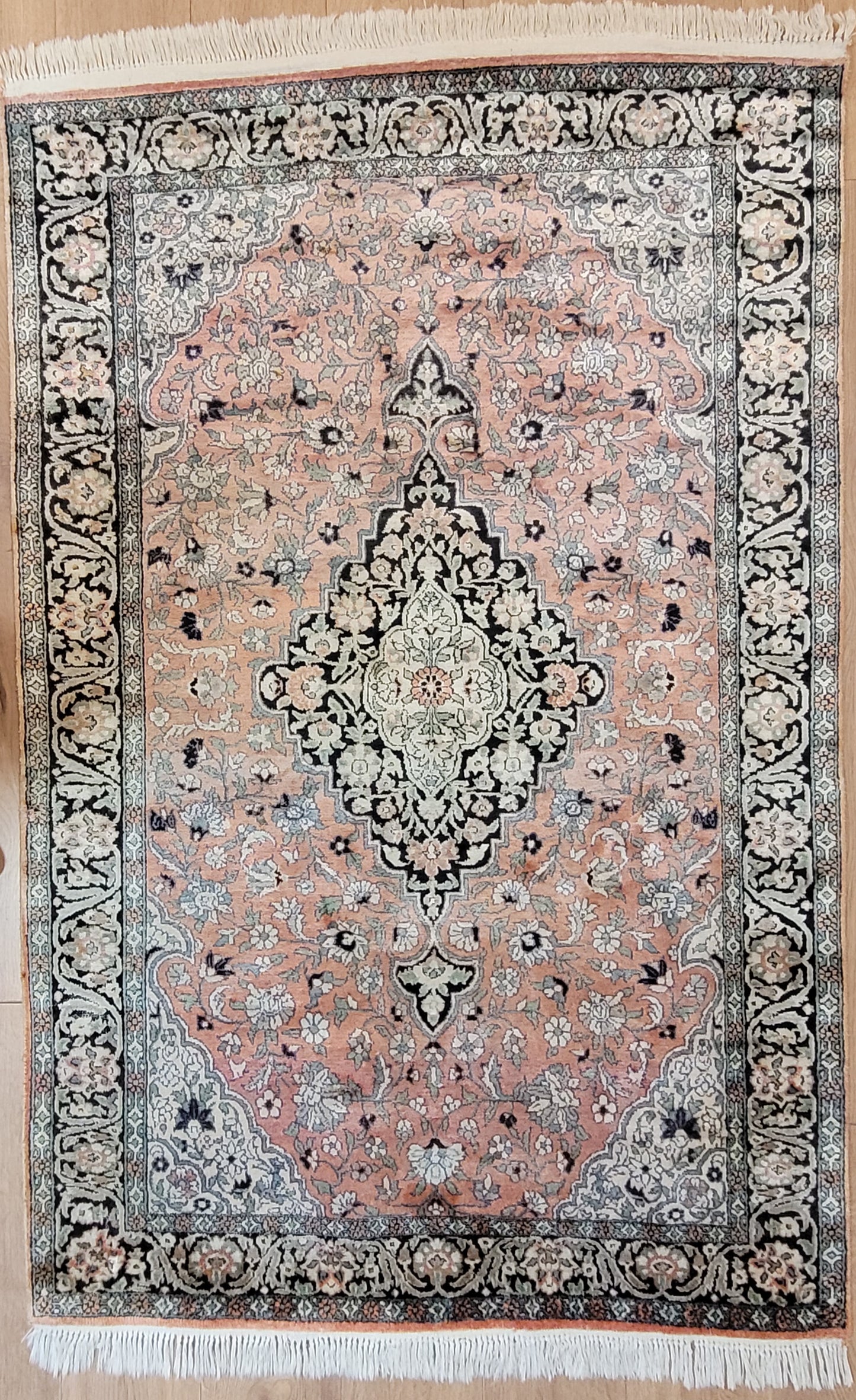 Ghom Kaschmir Teppich Seide Medaillon florales Design