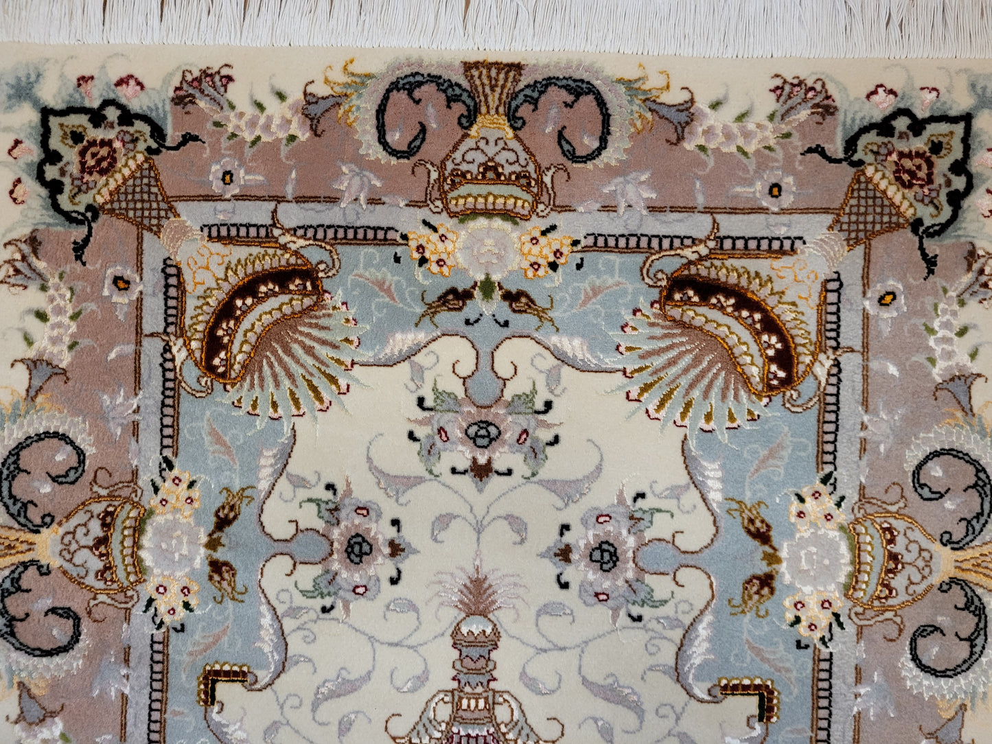 Täbriz Teppich Korkwolle Seide feine Knüpfung klassisches Design