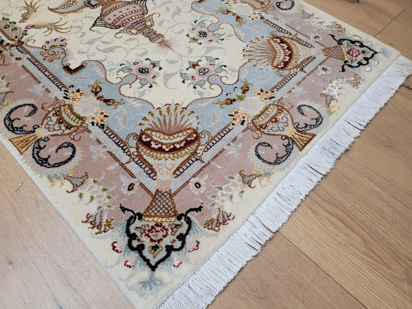 Täbriz Teppich Korkwolle Seide feine Knüpfung klassisches Design