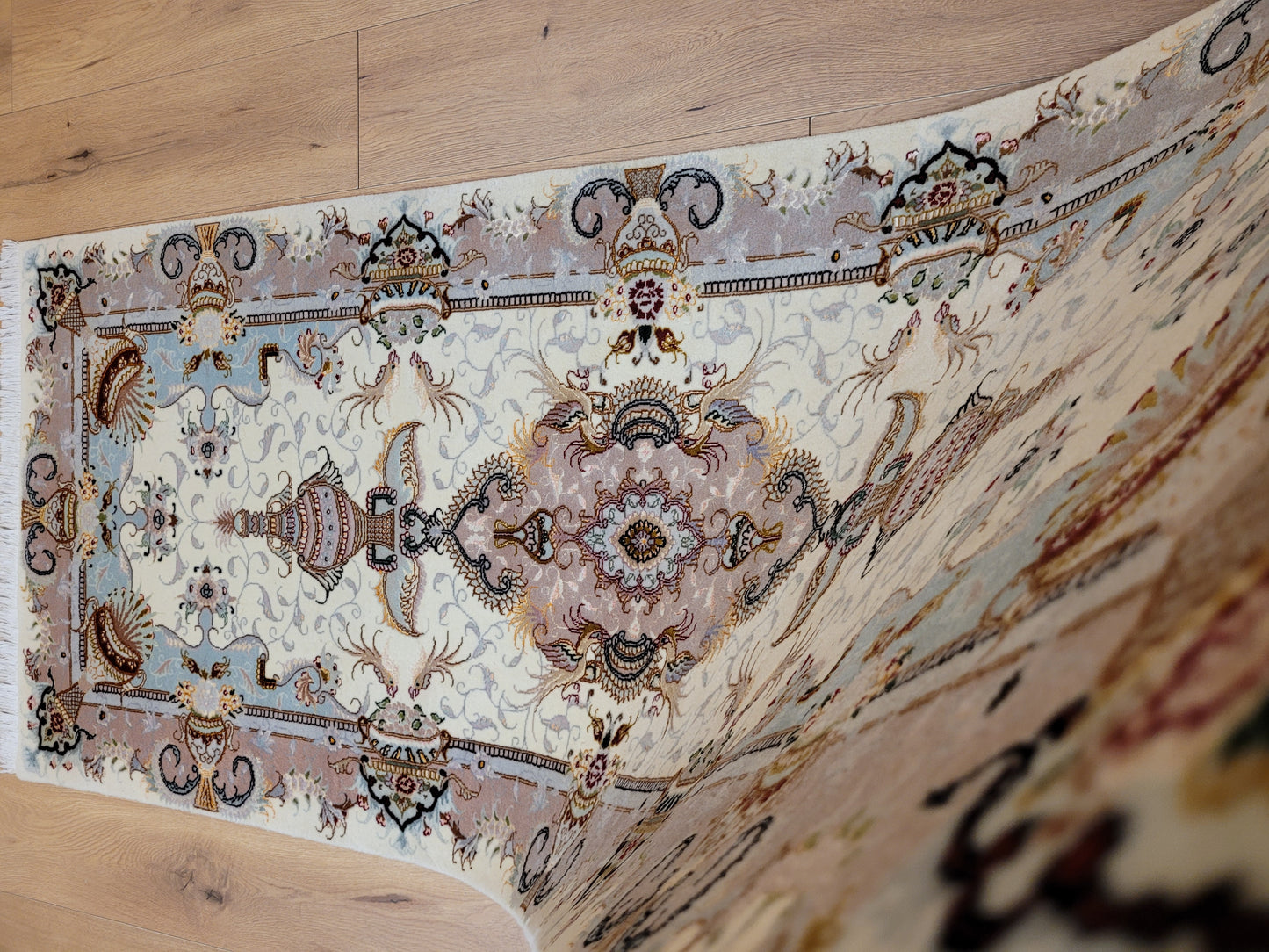 Täbriz Teppich Korkwolle Seide feine Knüpfung klassisches Design