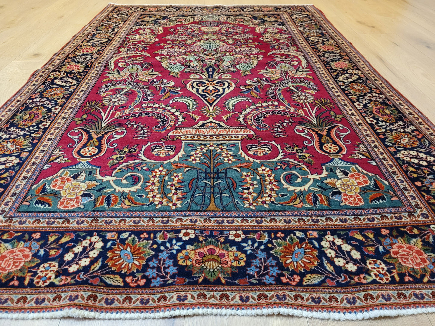 Keschan Teppich Korkwolle florales Vasenmotiv feine Knüpfung