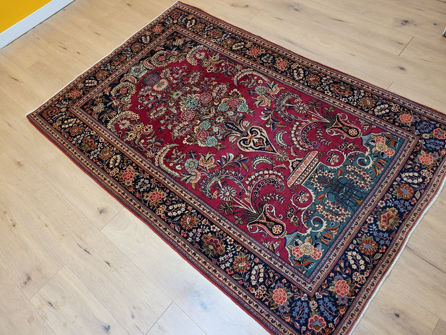 Keschan Teppich Korkwolle florales Vasenmotiv feine Knüpfung