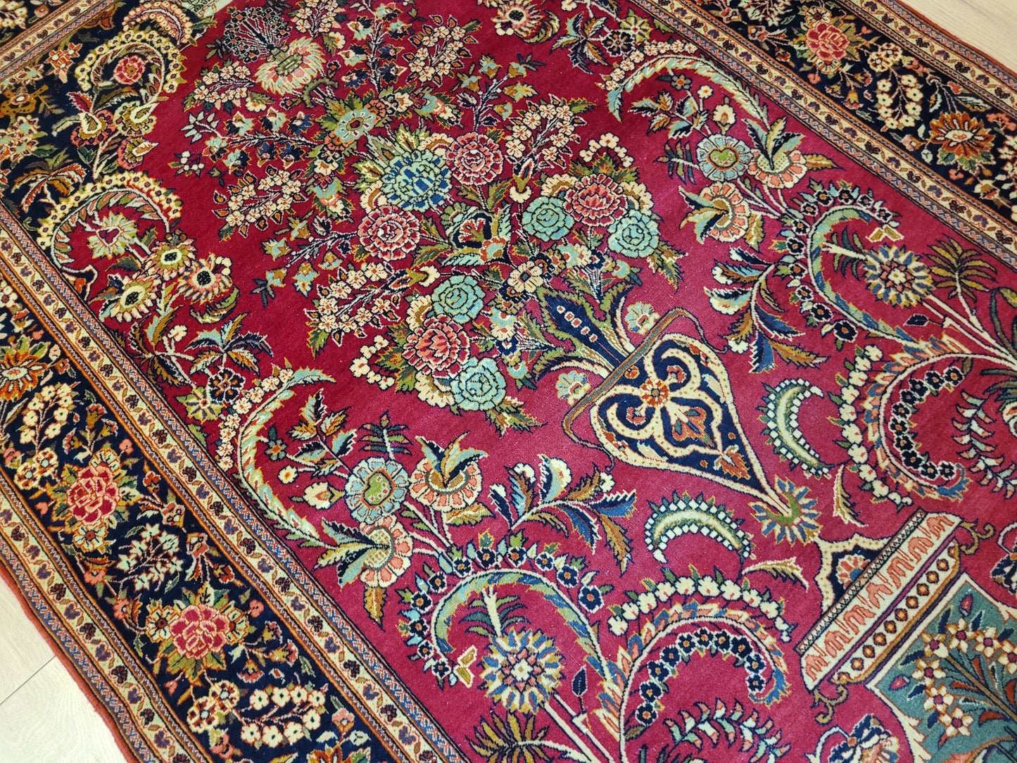 Keschan Teppich Korkwolle florales Vasenmotiv feine Knüpfung