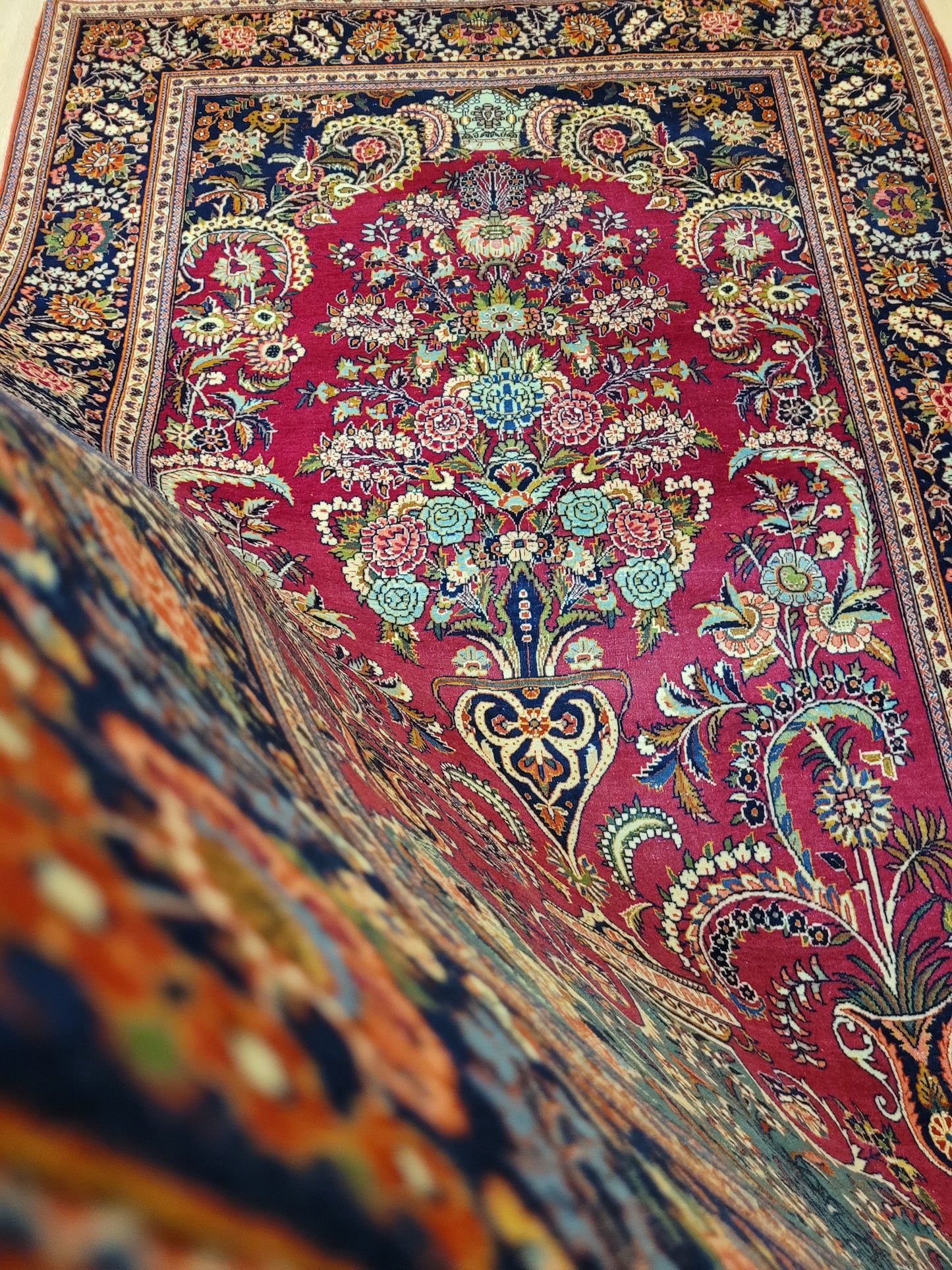 Keschan Teppich Korkwolle florales Vasenmotiv feine Knüpfung