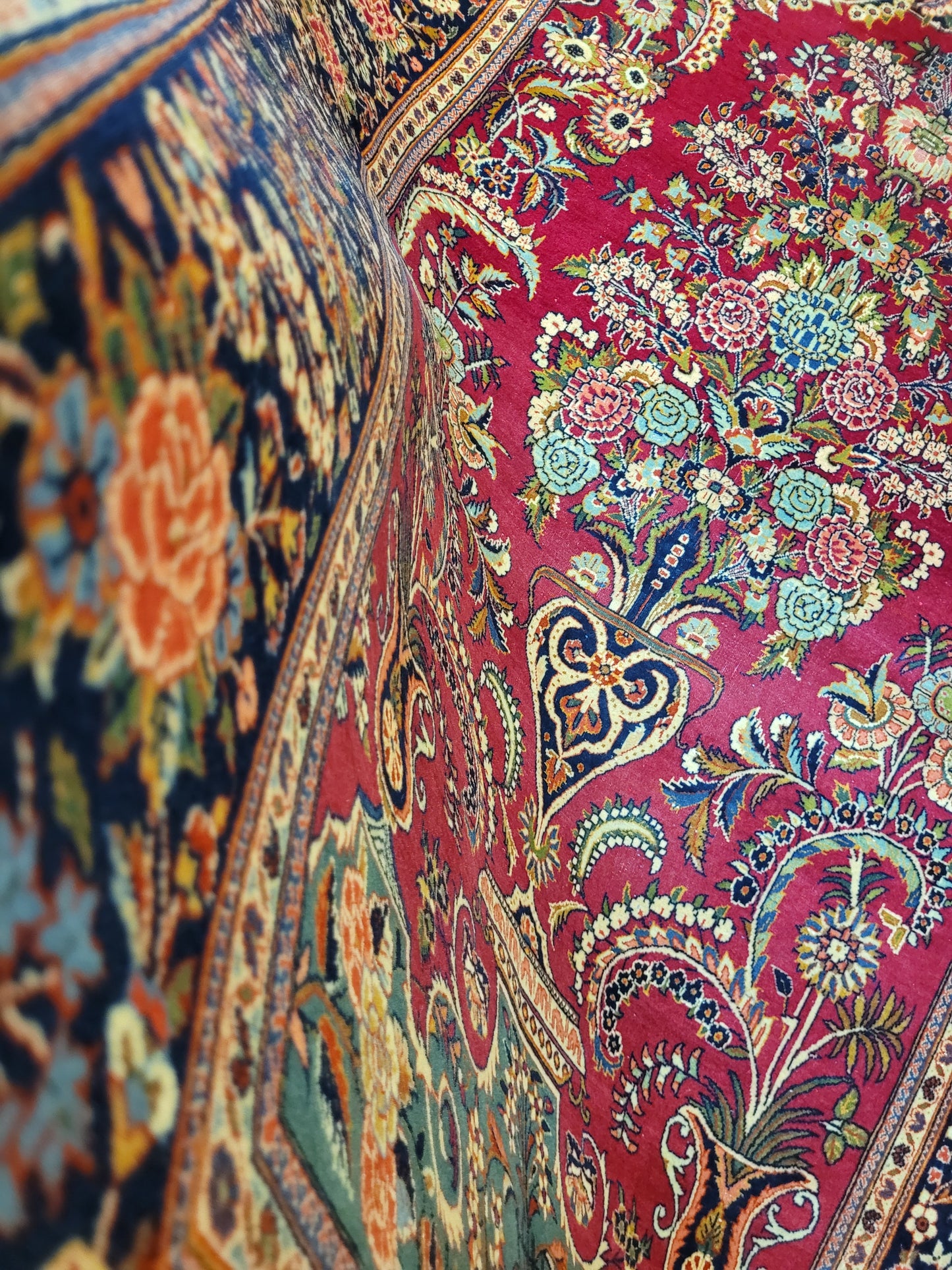 Keschan Teppich Korkwolle florales Vasenmotiv feine Knüpfung