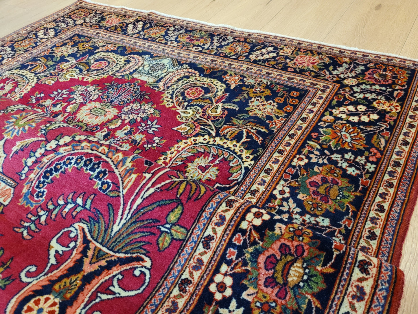 Keschan Teppich Korkwolle florales Vasenmotiv feine Knüpfung