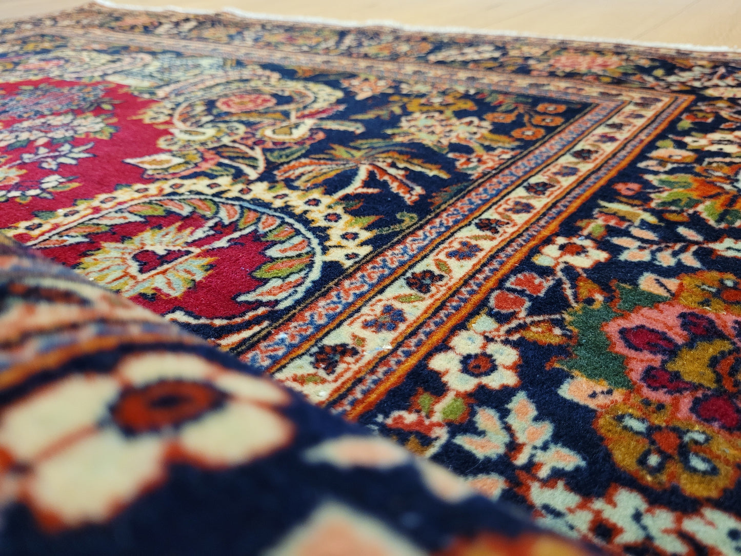 Keschan Teppich Korkwolle florales Vasenmotiv feine Knüpfung