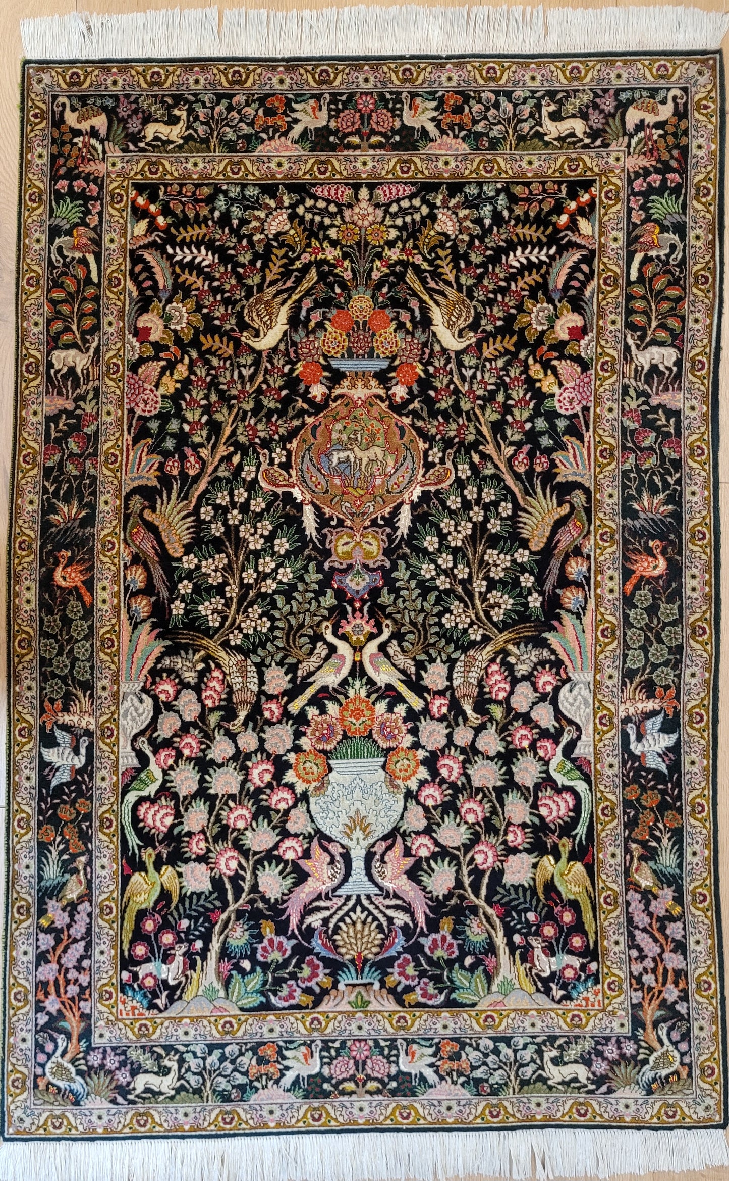 Täbriz Teppich Korkwolle mit Seide Tier- und Gartenmotiv feine Knüpfung